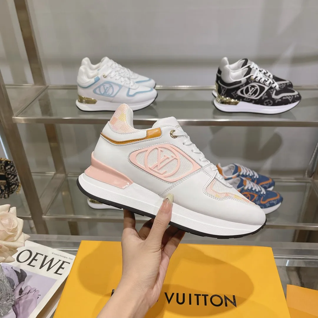 [L Family] P: 760💰Size 35-42 for women, 39-46 for men, (41.42 for women, 45.46 for men, customized) .LV Donkey Brand 🔥🔥LOUIS VUITTON Louis Vuitton's official website synchronizes the 2025 autumn and winter couple's models, which are now on the market, this Neo Run Away sneakers are inspired by running shoes, integrating LV's iconic must-have shoes into the trend. This version is a 1:1 replica of the original version. It is made of two-tone calfskin to highlight its simple lines and unique wedge outsole. Key details include the LV initials on the side and an engraved gold heel stabilizer on the back plus a 2cm hidden insole.